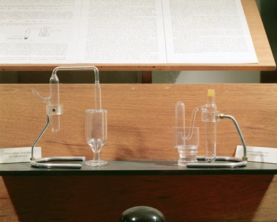 Appareil utilisé par Jean Frédéric et Irène Joliot-Curie pour découvrir la radioactivité artificielle, vers 1934 - French School