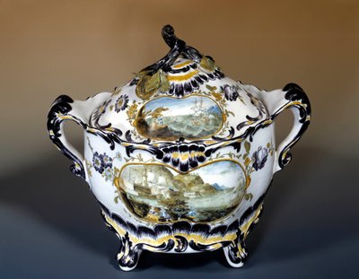 Art Français : grande soupière, décor pourpre de style rocaille du XVIIIe siècle. Paris, Arts décoratifs - French School