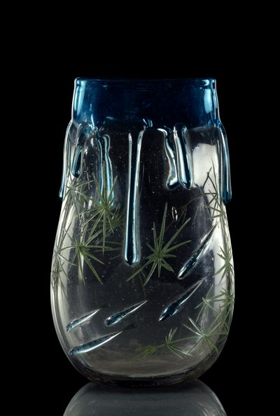 Art France : vase réalisé vers 1875-1878 en verre teinté avec décor gravé et émaillé. Paris, Musée d