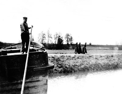 Barge remorquée sur un canal par trois femmes, c.1900 - French School