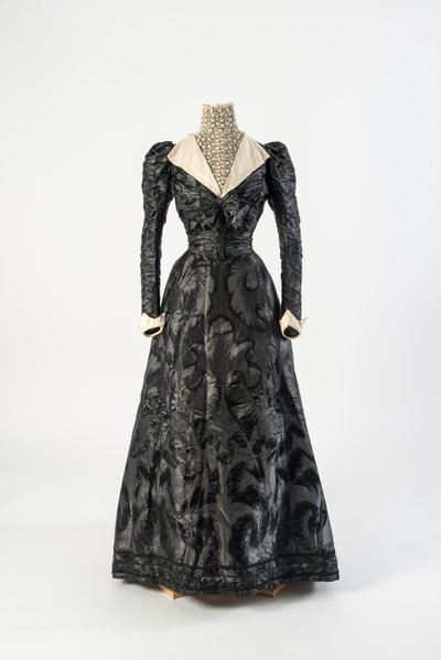 Robe en soie noire à motifs avec chemisette à col haut en dentelle crème, début des années 1890 - French School