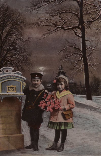 Garçon et fille, dans la neige, sur le point de poster une lettre - French School