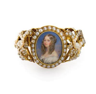 Bracelet contenant une miniature de Victoire, Duchesse de Nemours - French School