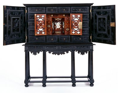 Cabinet sur pied - French School