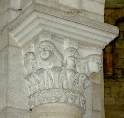 Chapiteau représentant trois femmes - French School