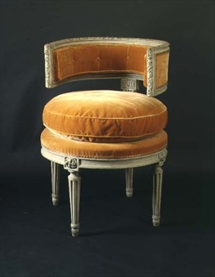 Chaise circulaire sculptée et peinte, française (18e siècle) - French School