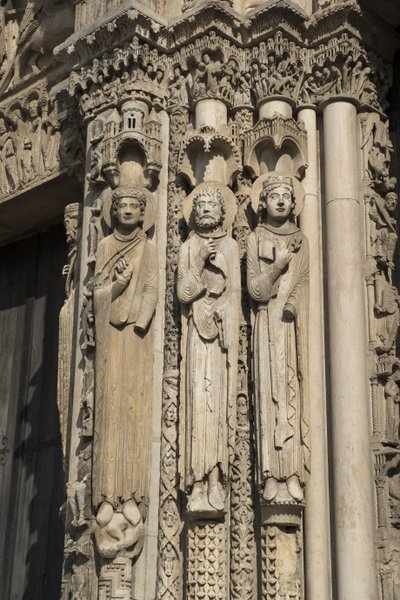 Cathédrale de Chartres, détail de la baie à droite du portail royal, de gauche à droite, un roi, Roland, Louis VII - French School