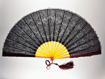 Éventail en dentelle de Chantilly, dentelle mécanique et côtes en écaille de tortue blonde - French School
