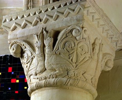 Chapiteau de colonne portant des grotesques symétriquement arrangés, du chœur en hémicycle, début du 12e siècle - French School