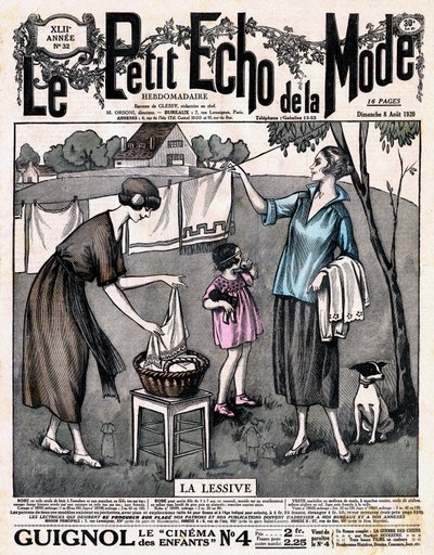 Couverture du journal "Le petit écho de la mode" - deux femmes avec une fille et un chien étendent le linge à sécher dehors, n°32 du 8 août - French School