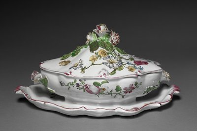 Saucière couverte avec support attaché, manufacture Veuve Perrin, vers 1765 - French School