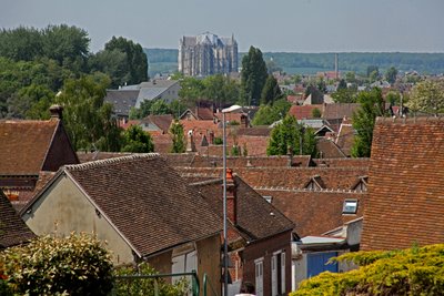 Vue de la cathédrale de Beauvais vue de loin - French School