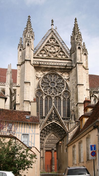 La façade sud et la rosace - French School