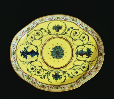 Plat avec un fond jaune, Atelier de Sèvres - French School