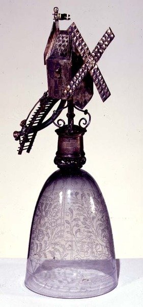 Verre à boire avec pied en métal en forme de moulin à vent, gravé à la pointe de diamant - French School