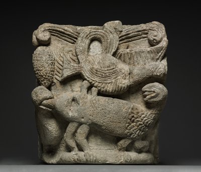 Chapiteau engagé avec une créature fantastique et trois oiseaux, début des années 1100 - French School