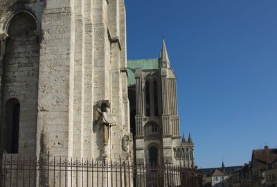 Vue extérieure de la cathédrale de Chartres avec l