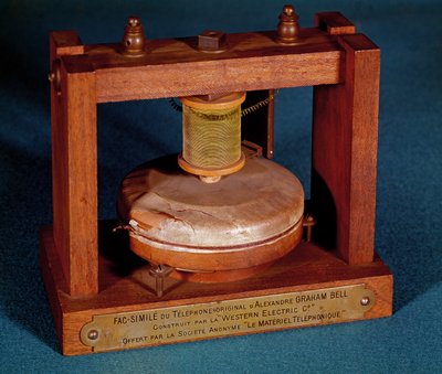 Fac-similé du téléphone inventé par Alexander Graham Bell (1847-1922) fabriqué par la Western Electric Company - French School