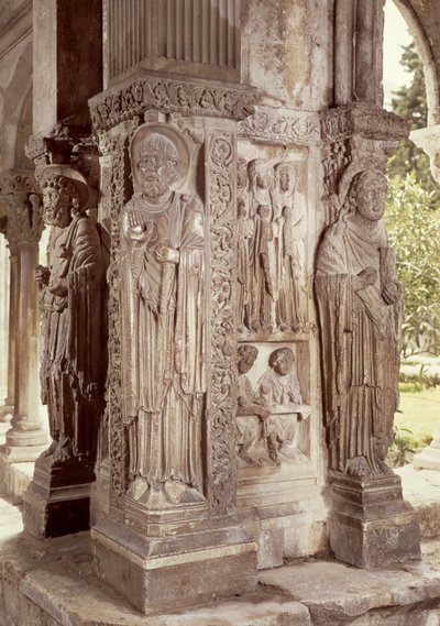 Figures de SS. Pierre, Trophime et Jean sur un pilier du cloître - French School