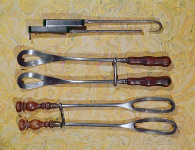 Forceps utilisés par Jan Palfyn de Gand (bois et métal) - French School