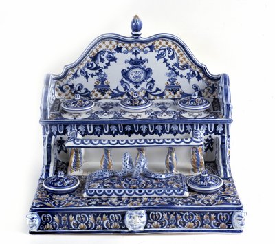 Calligraphie française : Écriture en porcelaine de Gien, longueur totale de 40 centimètres, pièce très représentative du XVIIIe siècle. Paris, musée du stylo. - French School