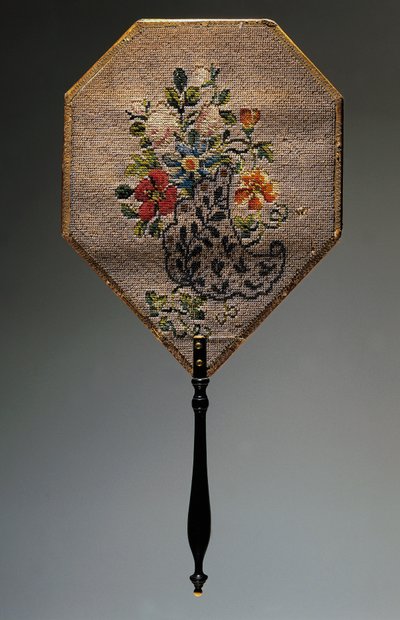 Éventail à main, motif floral brodé de perles - French School