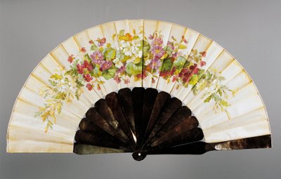 Éventail avec motifs floraux, soie peinte et nacre, créé par Felix Alexandre, Paris - French School