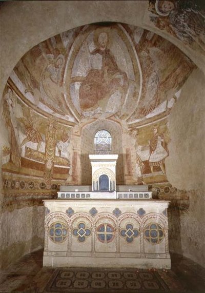 Vue intérieure du chœur avec le Christ en majesté, la crucifixion de Pierre et d