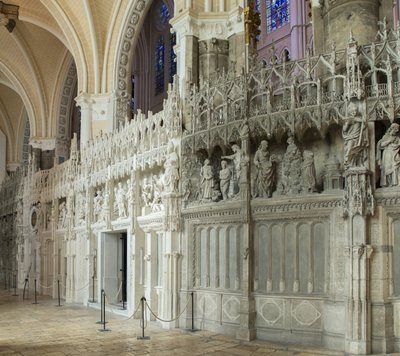 Vue intérieure de la cathédrale de Chartres avec un détail du chœur - French School