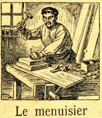 Menuisier plantant une pointe avec un marteau dans un assemblage de planches sur son établi. Gravure d