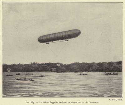 Le ballon Zeppelin évoluant au-dessus du lac de Constance - French School