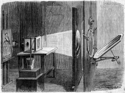 Porte-lumière appliqué à la photographie inventé par Édouard Delessert (1828-1898). Le miroir reflète les rayons du soleil et les renvoie à une lentille qui les réunit en un faisceau pour les faire converger sur un cliché dont l