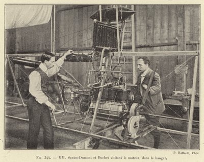 MM Santos-Dumont et Buchet visitant le moteur, dans le hangar - French School