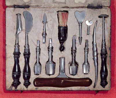 Trousse médicale contenant des instruments pour trépanation - French School