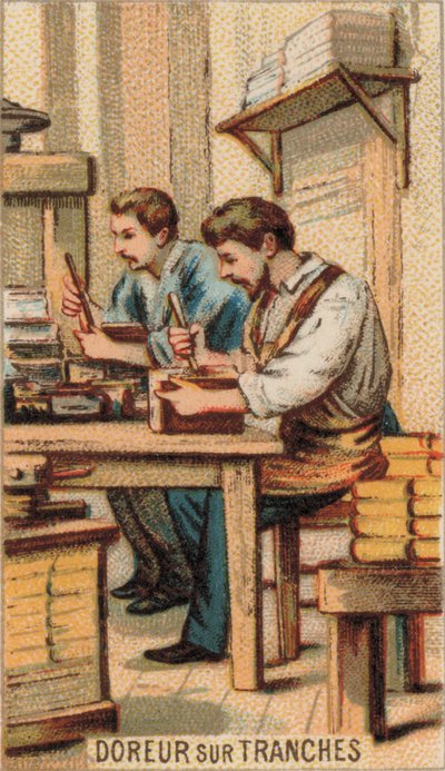 Hommes dorant des livres à l
