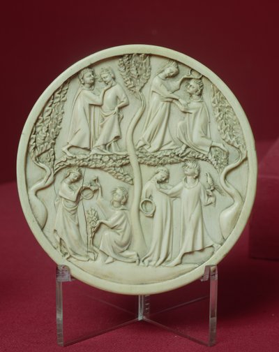 Boîtier de miroir représentant des scènes courtoises, vers 1320-30 - French School