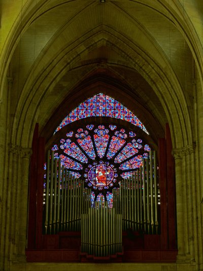 Verre moderne dans une maçonnerie du XIIIe siècle - French School