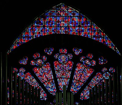 Verre moderne dans une maçonnerie du XIIIe siècle - French School
