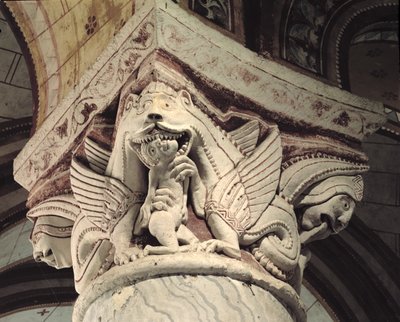 Monstre dévorant un humain, chapiteau de colonne - French School