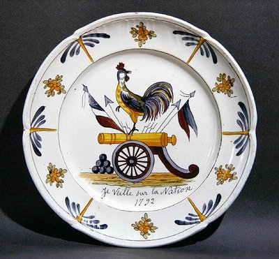 Assiette de Nevers représentant un coq sur un canon - French School