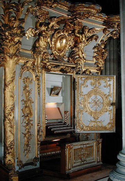 Orgue avec la porte ouverte, dans la chapelle - French School