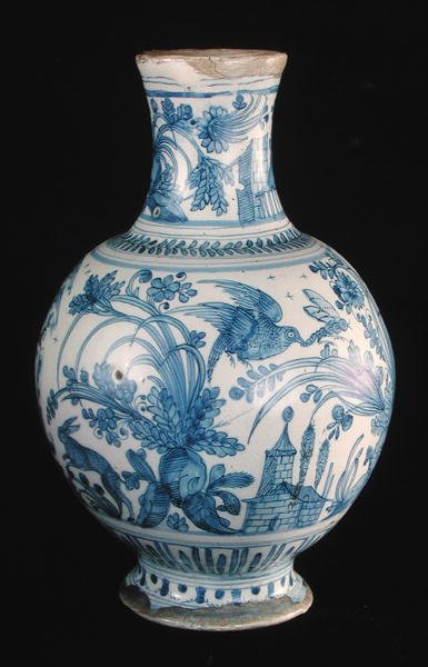Bouteille de pharmacie avec un motif bleu et blanc, Atelier Savonne - French School