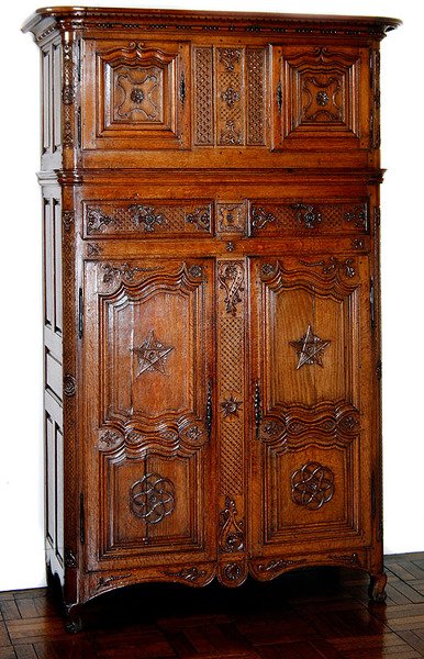 Armoire picarde avec décoration maçonnique, vers 1740 - French School