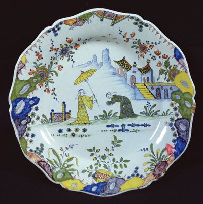 Assiette, décorée dans le style Chinoiserie, créée à Rouen - French School
