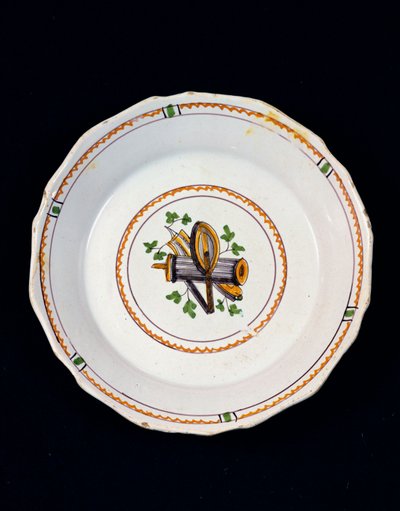 Assiette décorée avec des attributs maçonniques - French School
