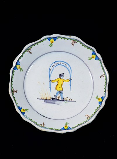 Assiette décorée avec une personne tenant une bannière Vivre Libre ou Mourir - French School