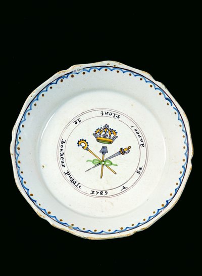 Assiette décorée avec les Trois Ordres sous la couronne royale, 1789 - French School