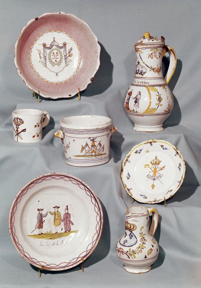 Assiettes, plat, cruches, tasse et écuelle inscrits avec des motifs et slogans de la période monarchique précoce de la Révolution française, fin du XVIIIe siècle - French School