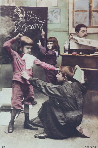 Carte postale critiquant le système éducatif laïque, vers 1910 - French School