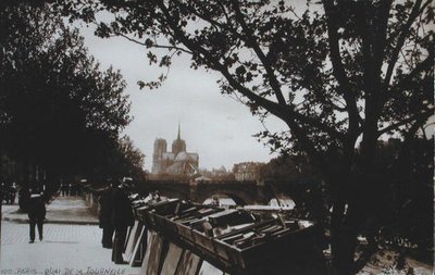 Carte postale représentant les bouquinistes le long du Quai de la Tournelle, Paris, c.1930-40 - French School